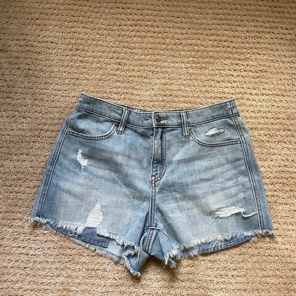 cute light wash american eagle shorts